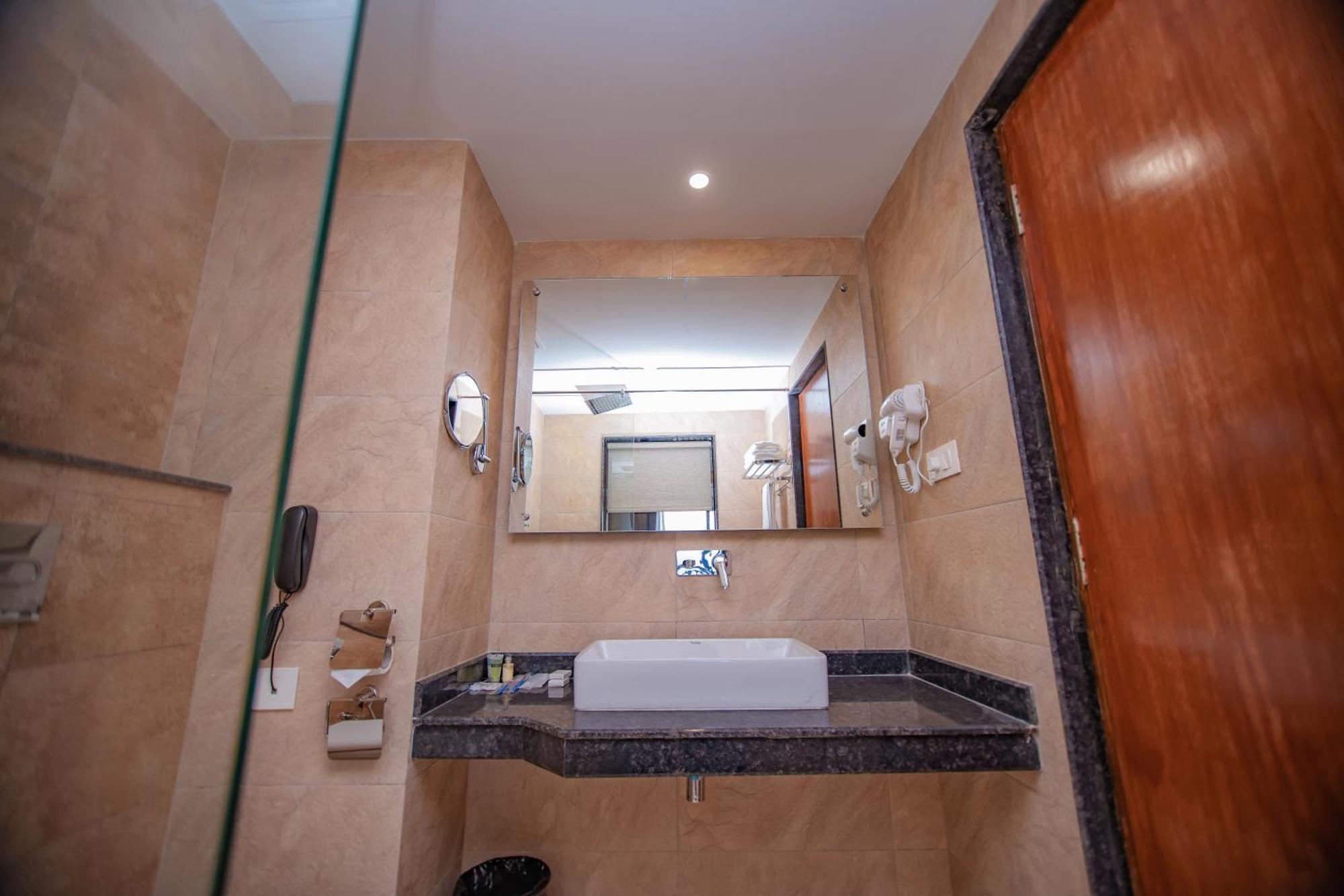 Hotel Pokhara Village & Spa Eksteriør billede