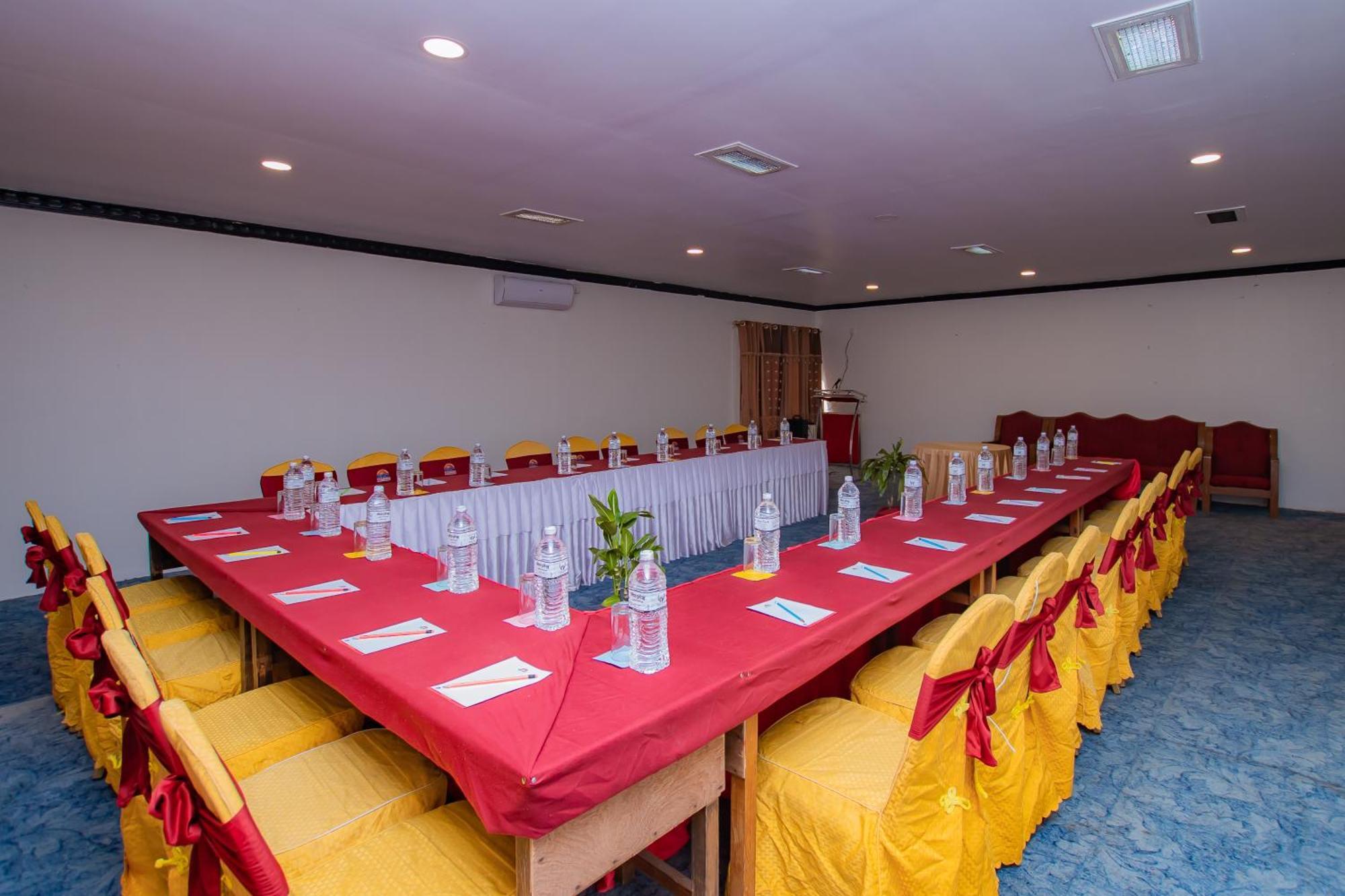 Hotel Pokhara Village & Spa Eksteriør billede